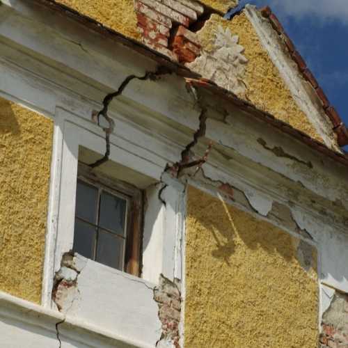 Décryptage des fissures en façade : Causes, types et solutions