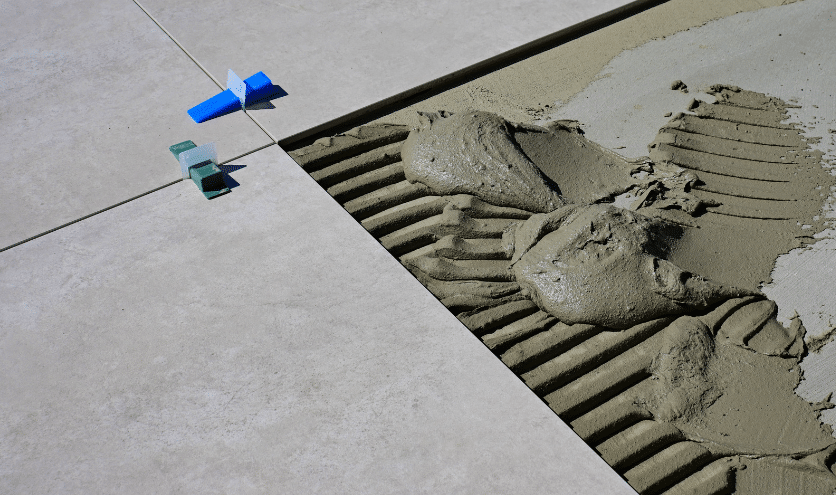 Combien de temps faut-il laisser sécher une chape en béton avant de poser du carrelage ?