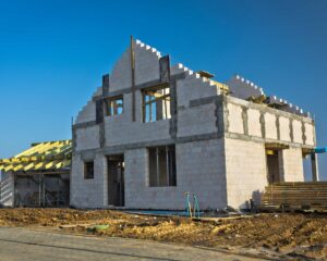 Expert bâtiment vérifiant une non-conformité sur chantier CCMI.