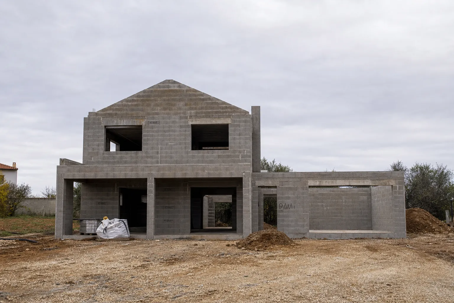 Chantier de maison individuelle a l'arret apres la faillite du constructeur en CCMI