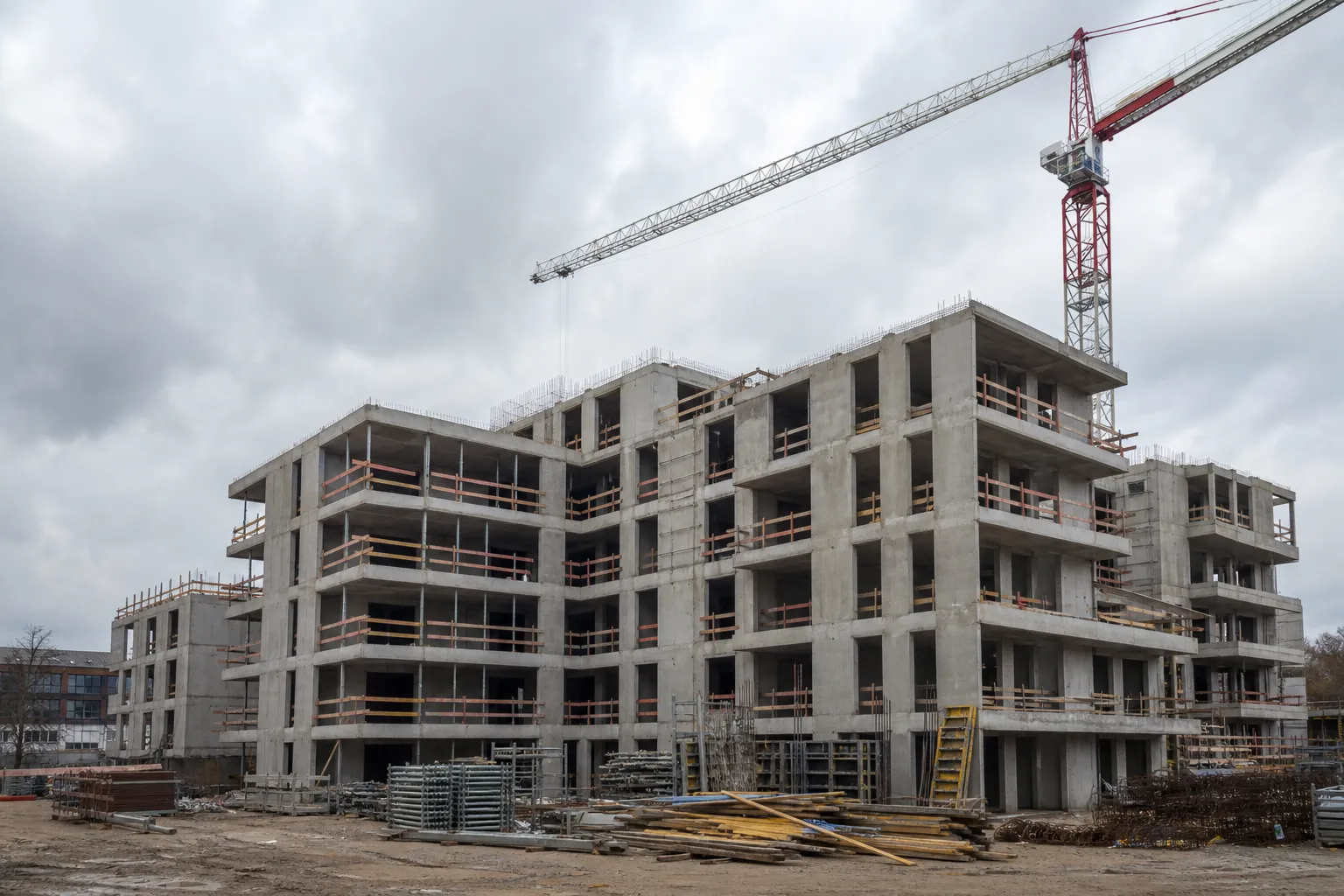 Chantier d'immeuble neuf en construction non terminé illustrant un retard de livraison en VEFA
