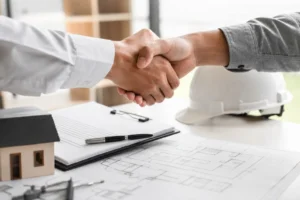 Ccmi choisir — Plan de maison, contrat et casque de chantier illustrant le choix d'un constructeur CCMI