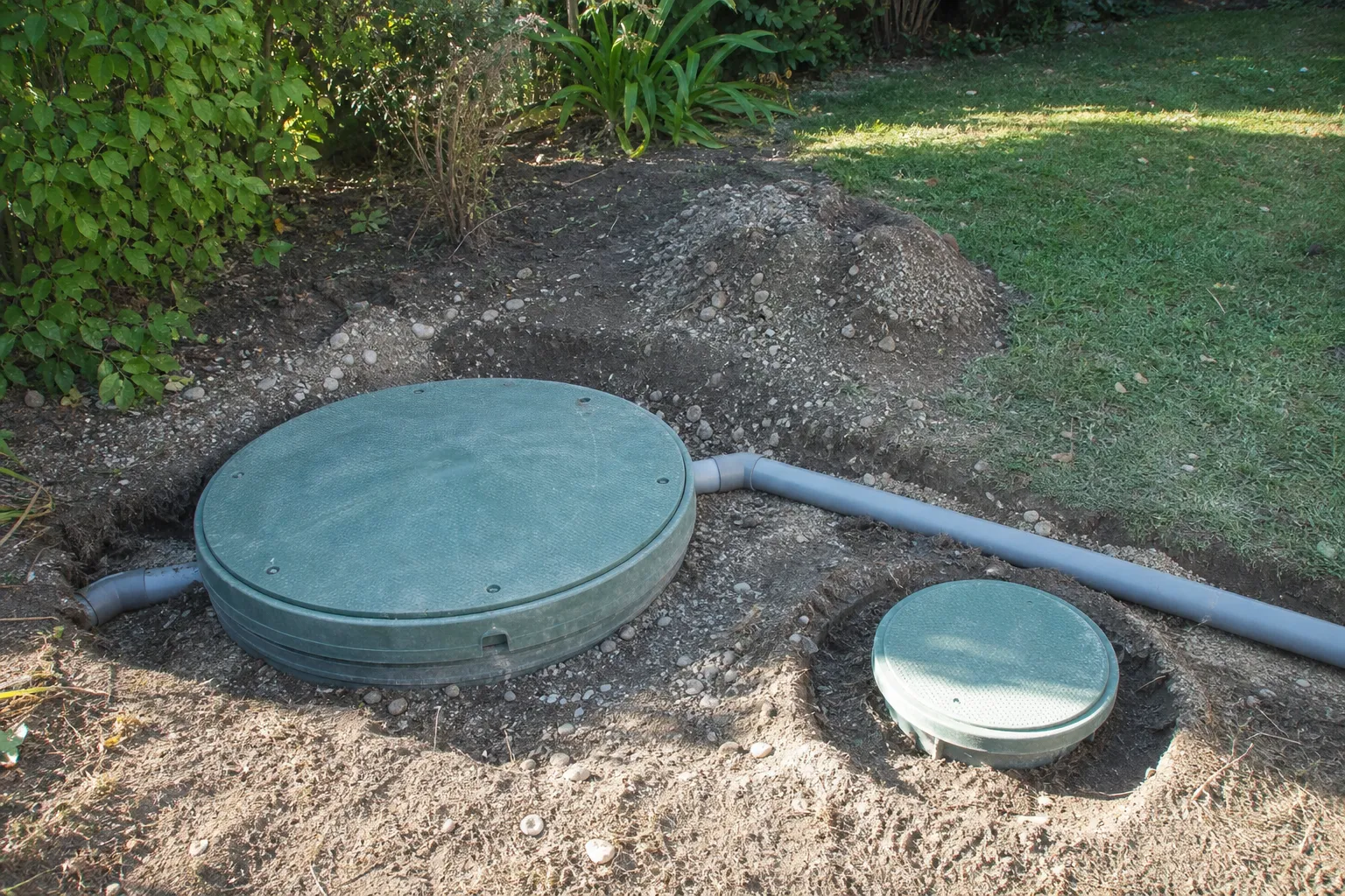 Installation d'assainissement individuel controlee dans un jardin apres l'achat d'une maison
