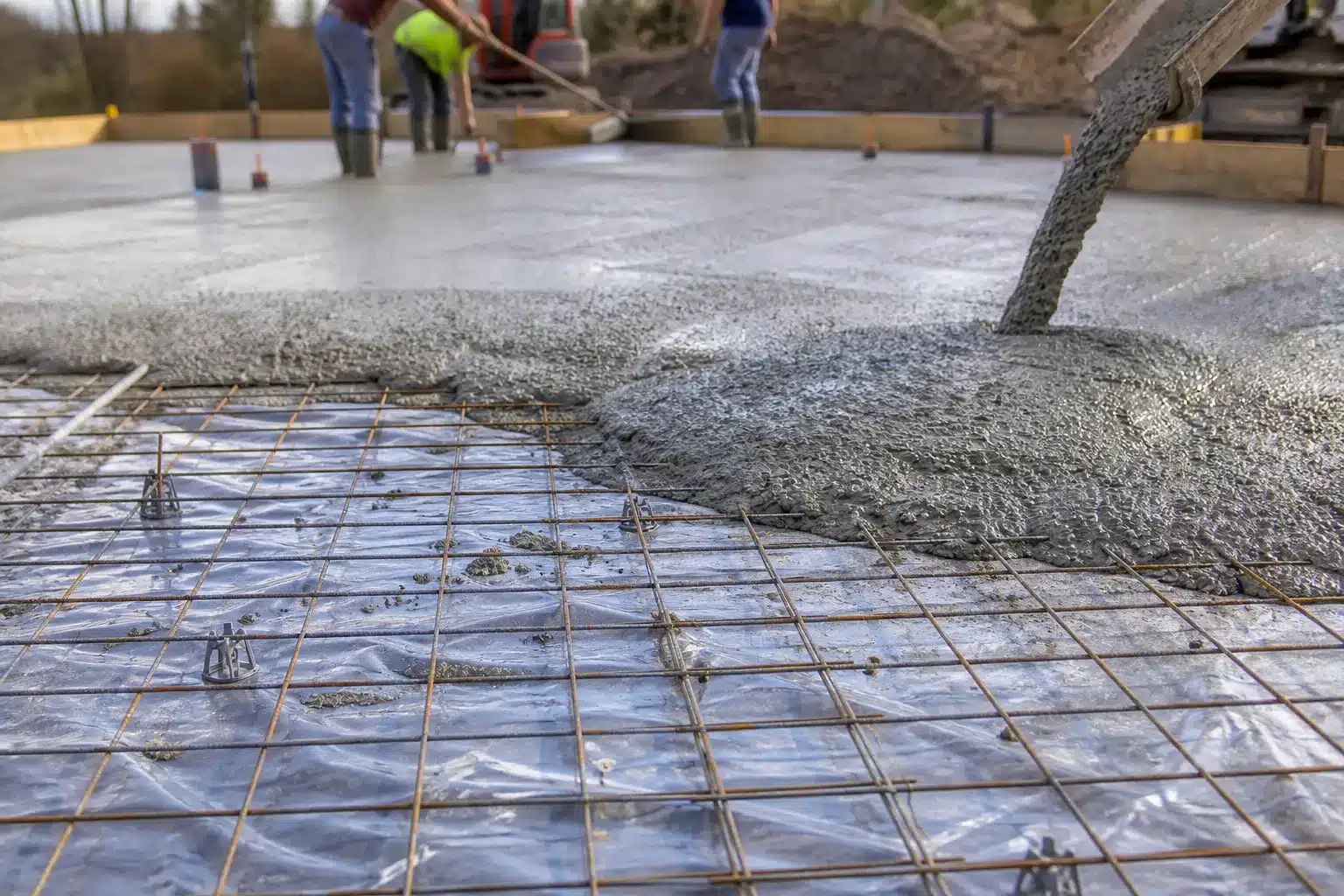 Dallage en béton armé sur terre-plein avec treillis soudé sur un chantier de maison