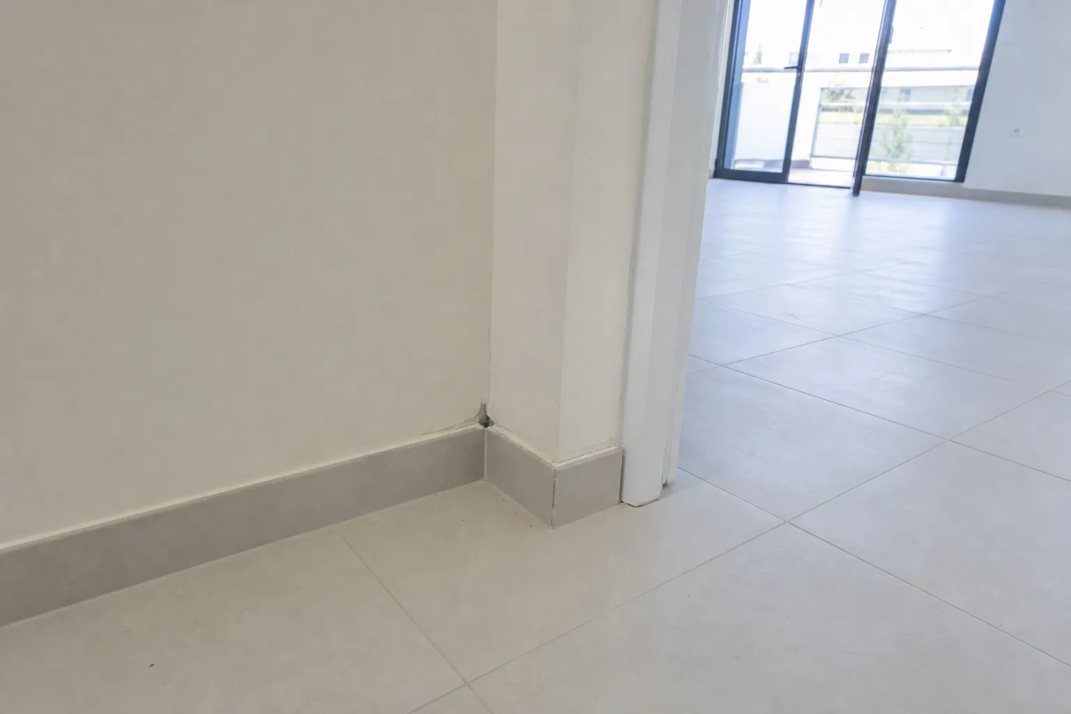Intérieur d'un appartement neuf livré en VEFA avec un défaut de finition à contrôler