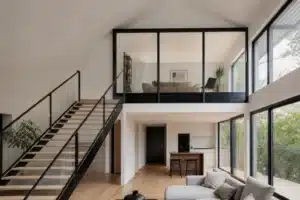 Entresol, niveau intermédiaire aménagé entre le rez-de-chaussée et l'étage d'une maison