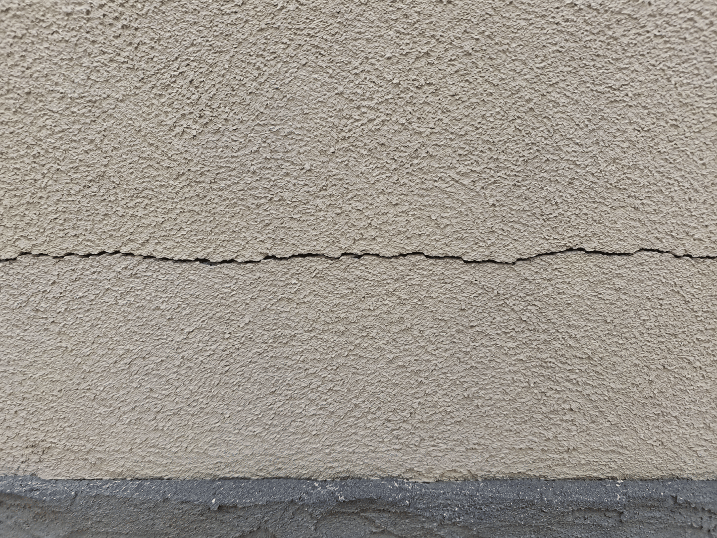 Fissure horizontale sur le mur d'une maison