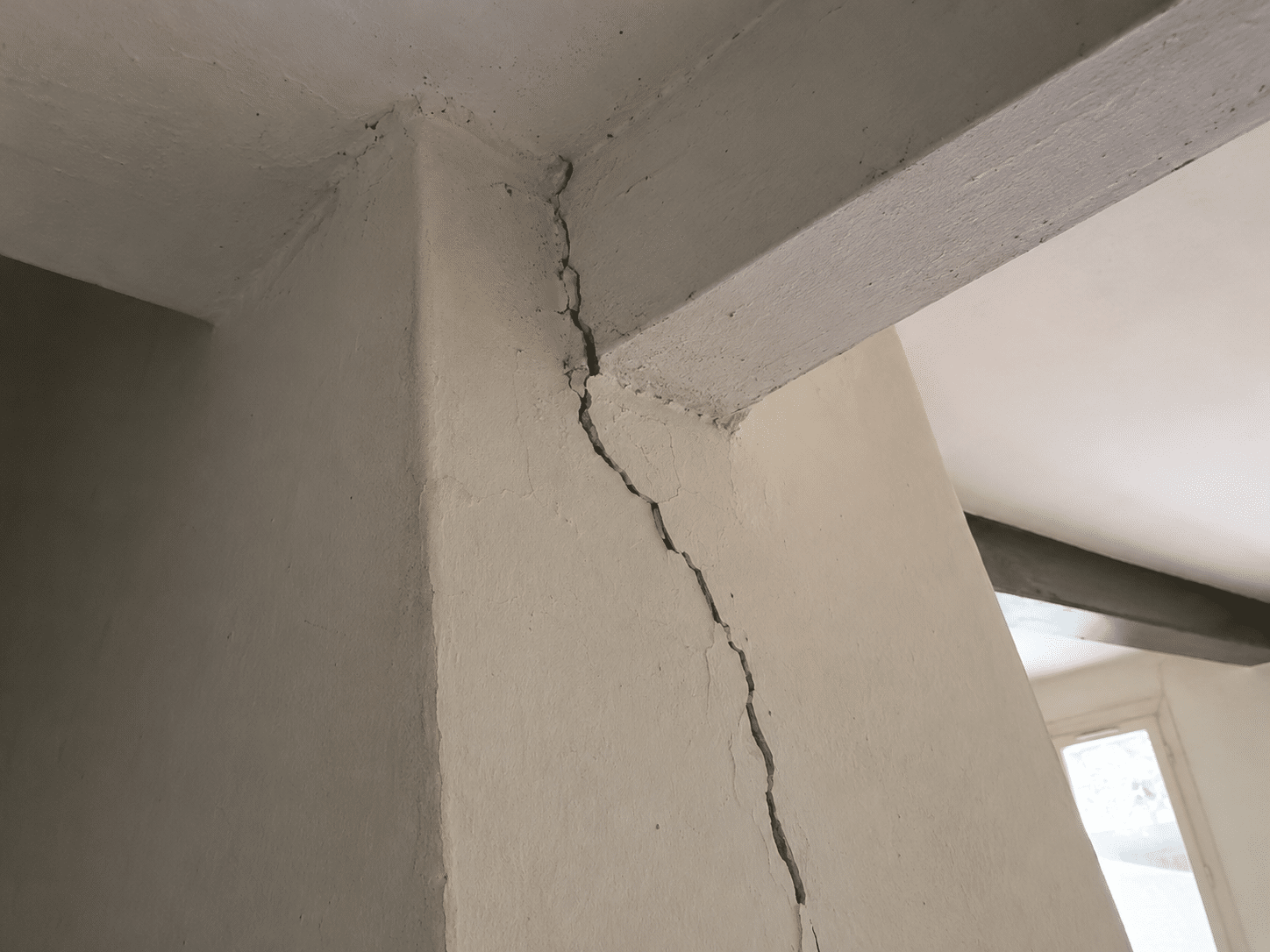 Fissure sur un mur porteur intérieur