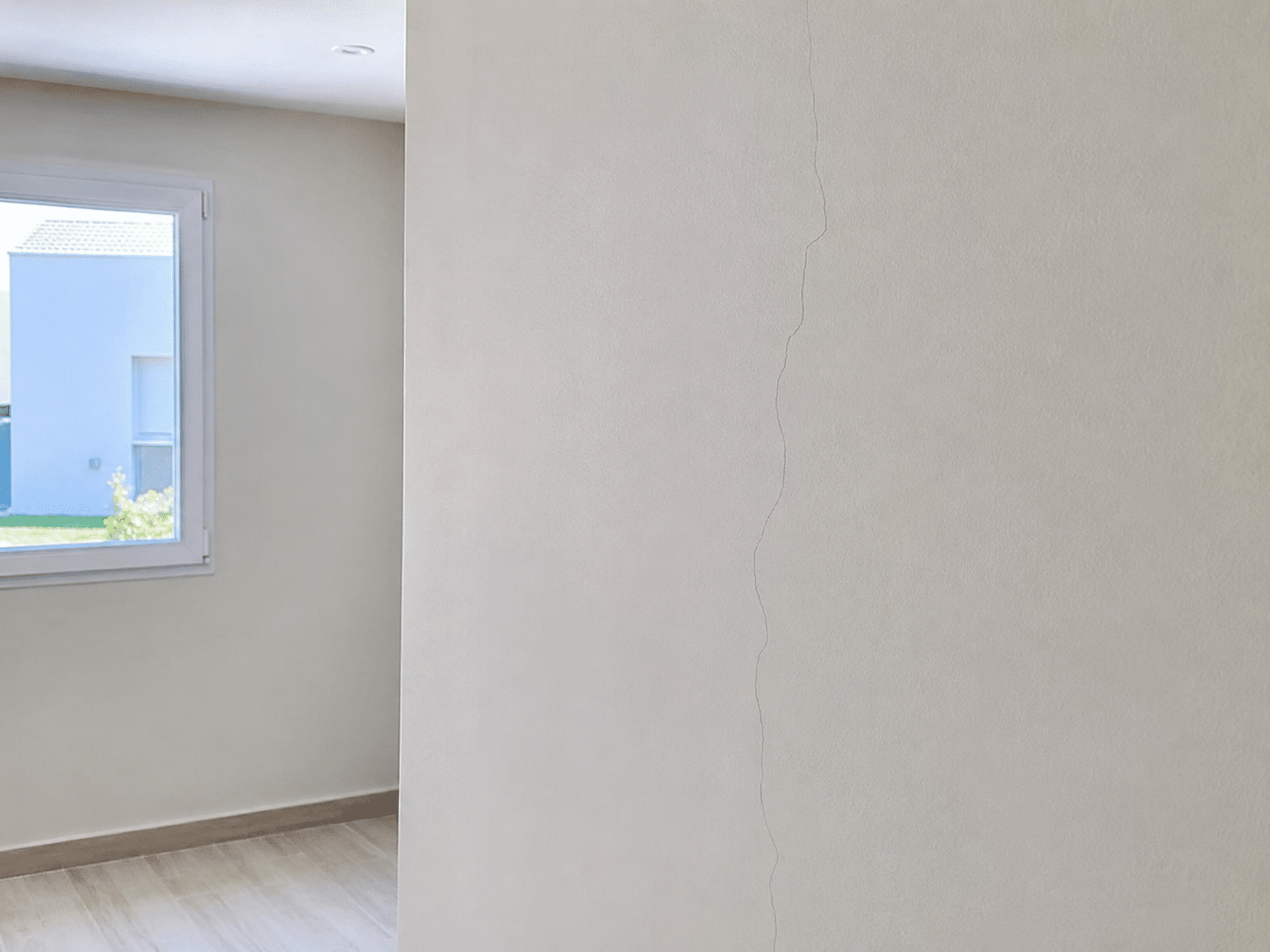 Fine fissure de retrait sur le mur d'une maison neuve