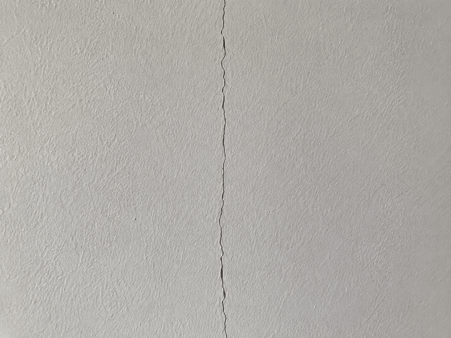 Fissure verticale sur un mur intérieur