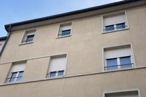 Fissures facade immeuble — Fissures verticales et en escalier sur la façade d'un immeuble en copropriété