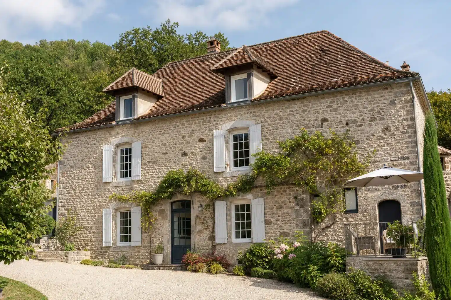 Maison ancienne en pierre inspectée par un expert en bâtiment avant un achat