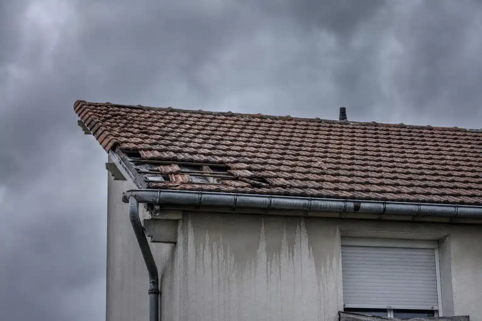 Toiture en tuiles endommagée provoquant une infiltration d'eau