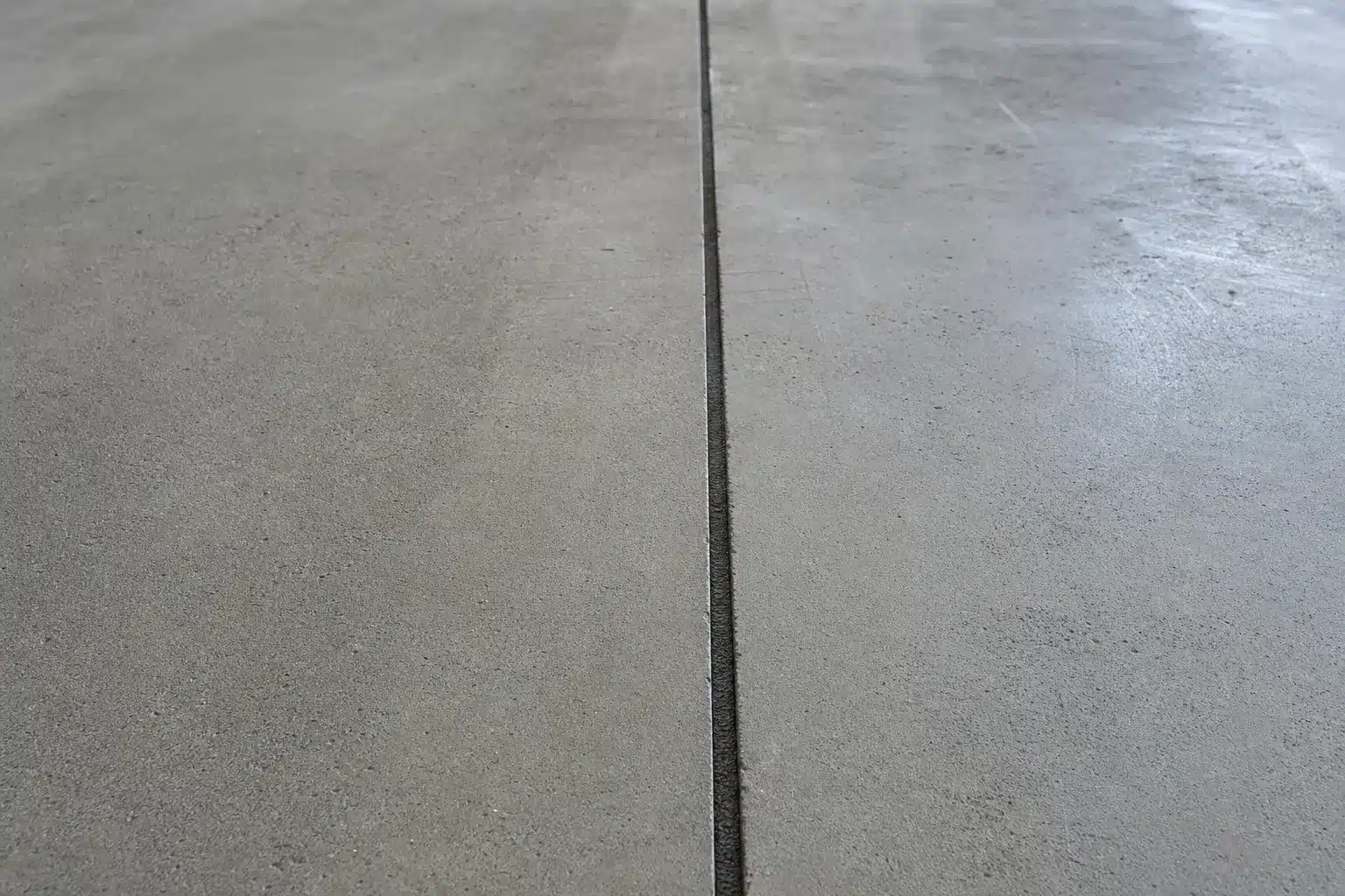 Joint de fractionnement scié en ligne droite dans une dalle de béton lissé