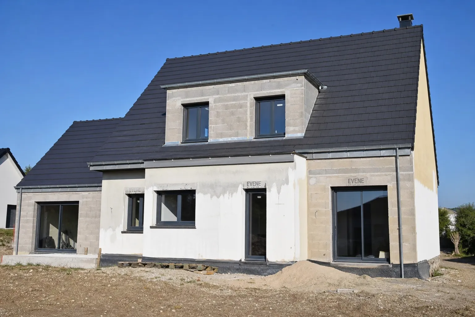 Maison individuelle au stade hors d'air avec toiture terminee et fenetres neuves posees