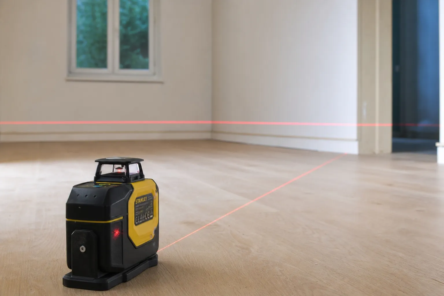Niveau laser sur un plancher interieur pour mesurer une fleche et detecter une eventuelle malfacon