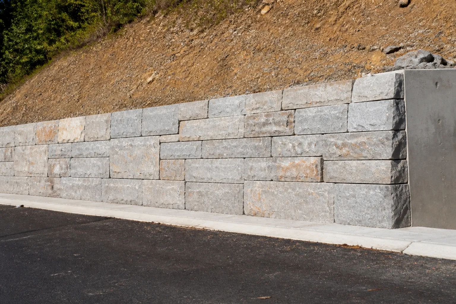 Mur soutenement signes — Mur de soutènement dont il faut surveiller la stabilité
