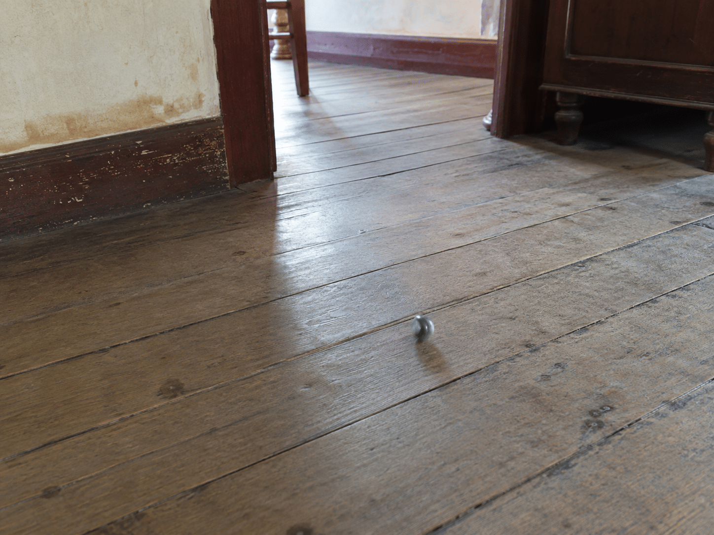 Plancher incliné révélant un affaissement