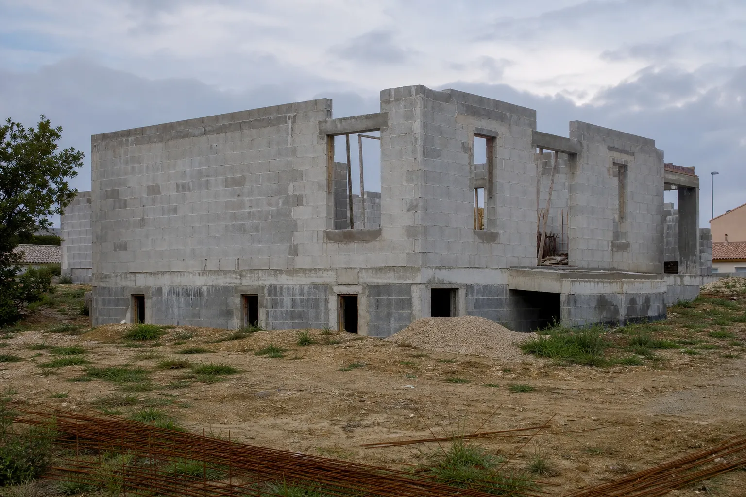 Retards livraison logement — Chantier de logement neuf en retard de livraison