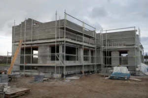 Ccmi retard livraison — Chantier de construction de maison individuelle en CCMI à l'arrêt illustrant un retard de livraison