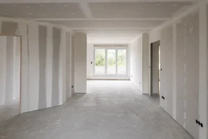 Intérieur d'un appartement neuf en VEFA avec cloisons posées lors de la visite de pré-livraison