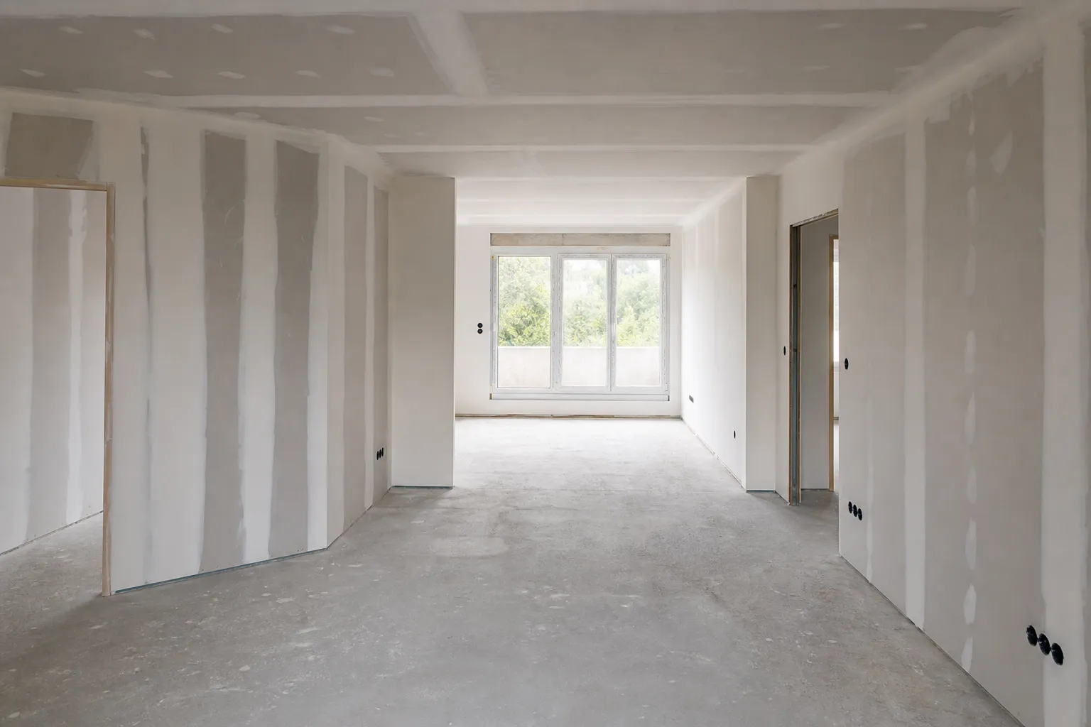 Intérieur d'un appartement neuf en VEFA avec cloisons posées lors de la visite de pré-livraison