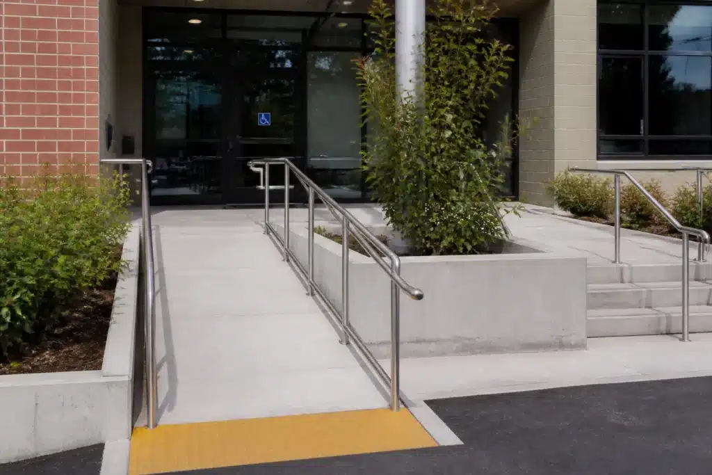 rampe accessible avec main courante a l entree d un batiment