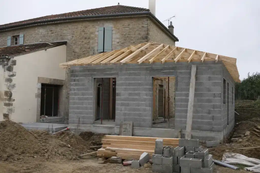 extension de maison en construction creant de la surface de plancher