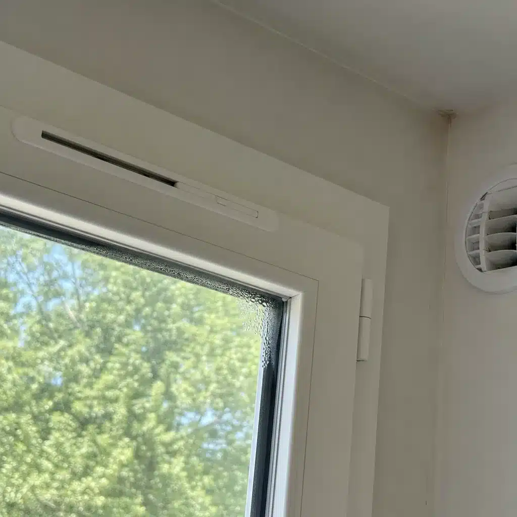 Fenetre neuve avec entree d'air et bouche de VMC, condensation dans un angle