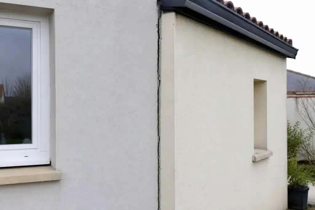 fissure a la jonction entre une maison et son extension