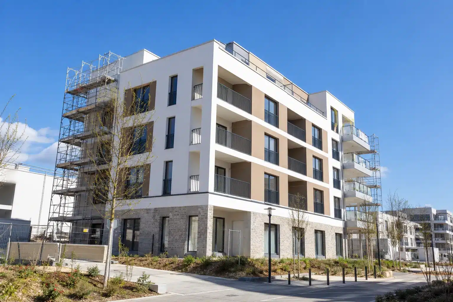 Immeuble résidentiel neuf en fin de chantier illustrant les garanties applicables en VEFA