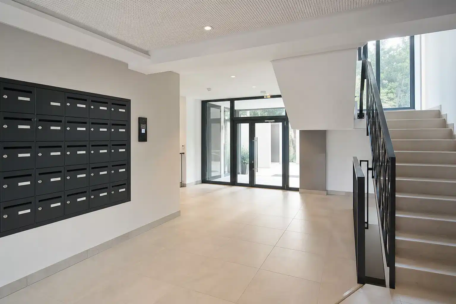 Hall d'entrée moderne d'un immeuble neuf, partie commune d'une copropriété en VEFA