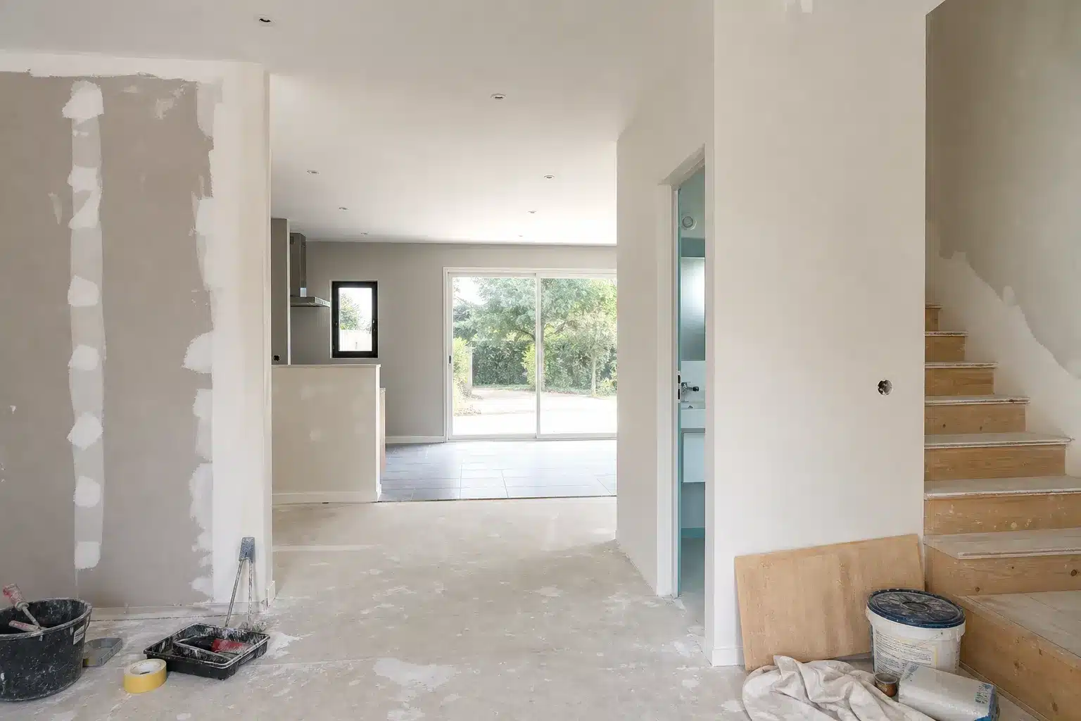 Intérieur de maison neuve en finition illustrant les travaux réservés au maître d’ouvrage