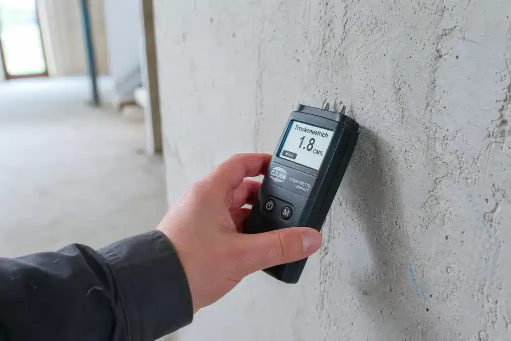 mesure du taux d humidite avec un humidimetre sur chantier