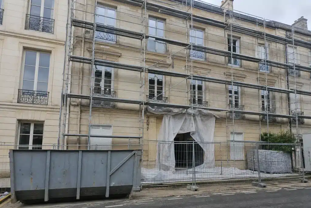 echafaudage benne a dechets et protections sur un chantier de renovation
