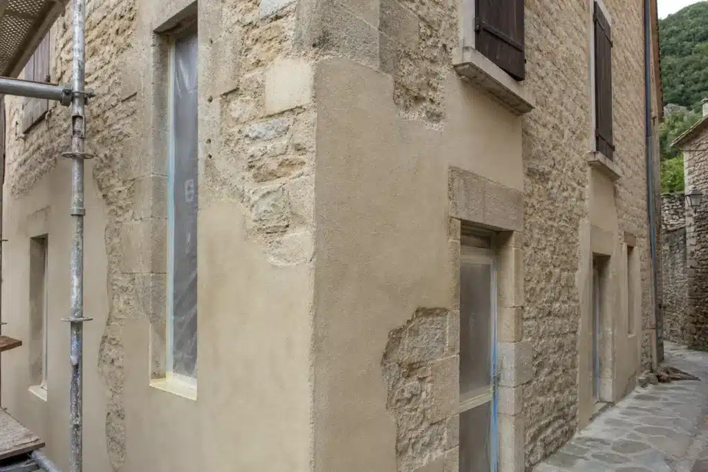 ravalement facade enduit chaux batiment ancien protege