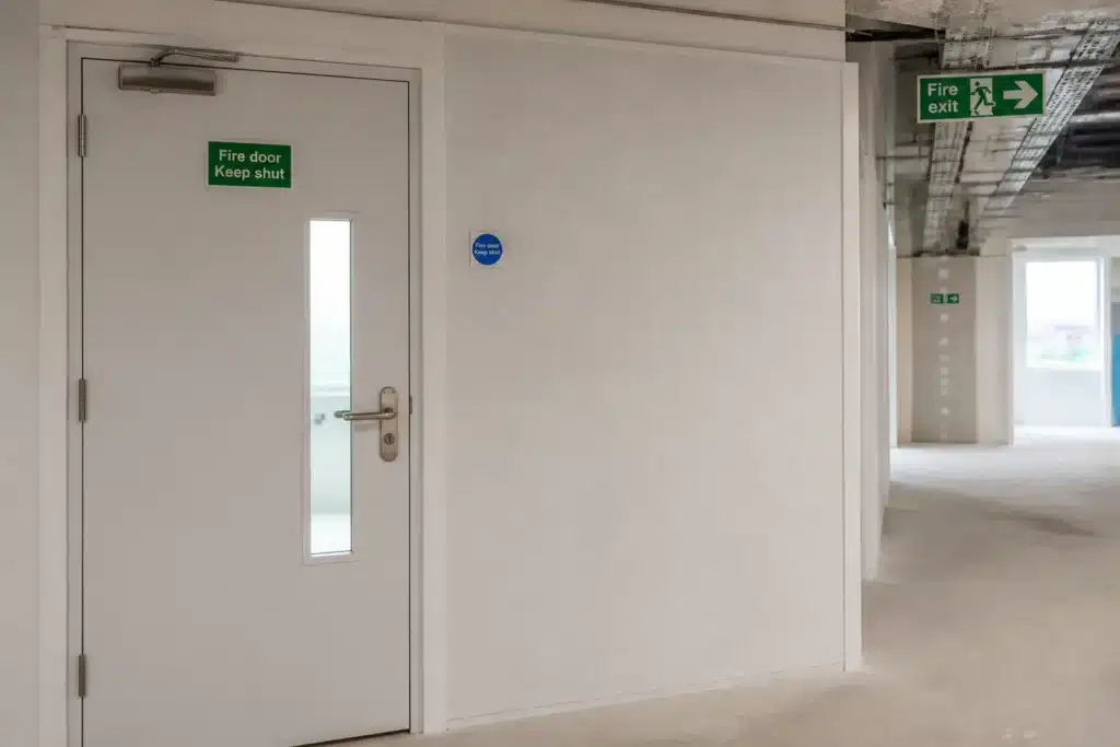 porte coupe-feu et cheminement d evacuation dans un couloir