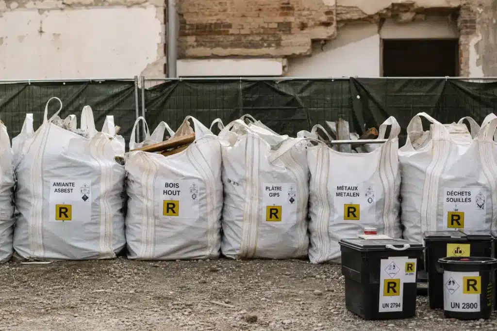 dechets dangereux tries et conditionnes en sacs identifies sur le chantier