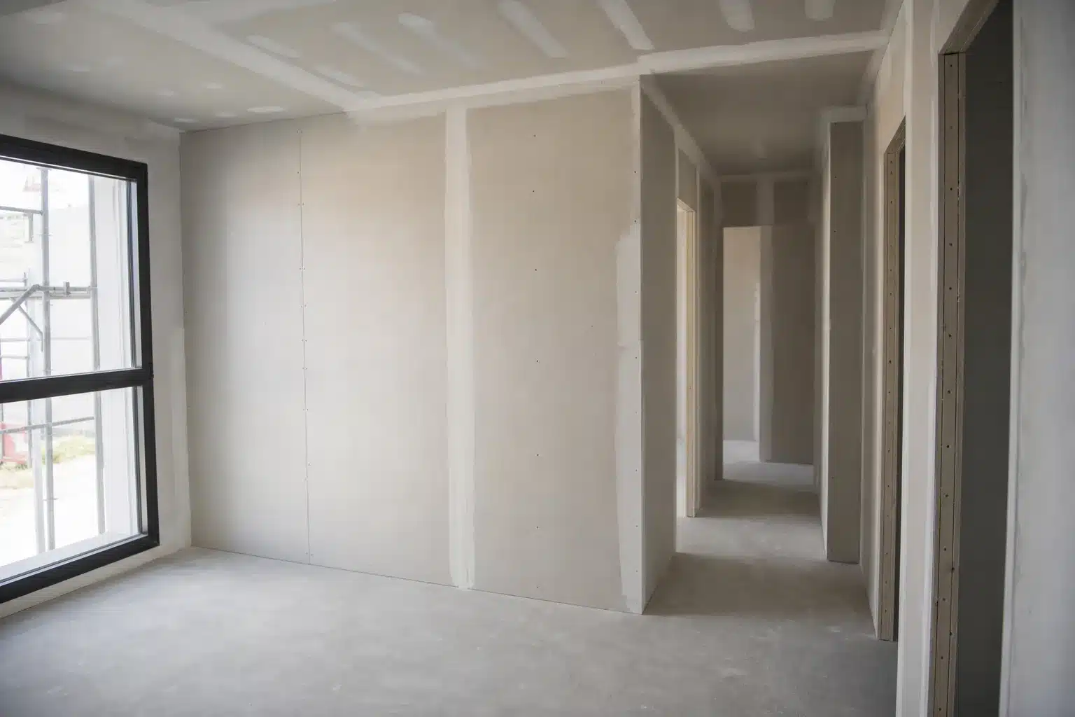 Intérieur d'un appartement neuf en VEFA avec cloisons posées pendant une visite cloisons