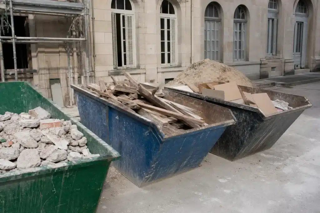 Benne et bacs de tri pour la gestion des dechets du chantier