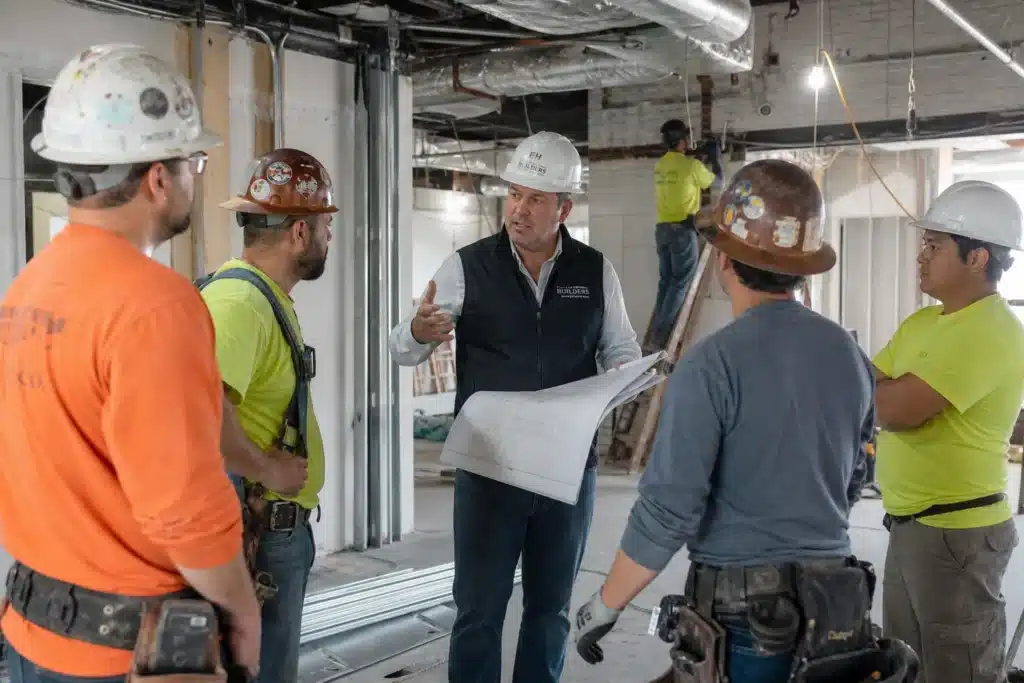 entreprise generale coordonnant ses sous-traitants sur un chantier