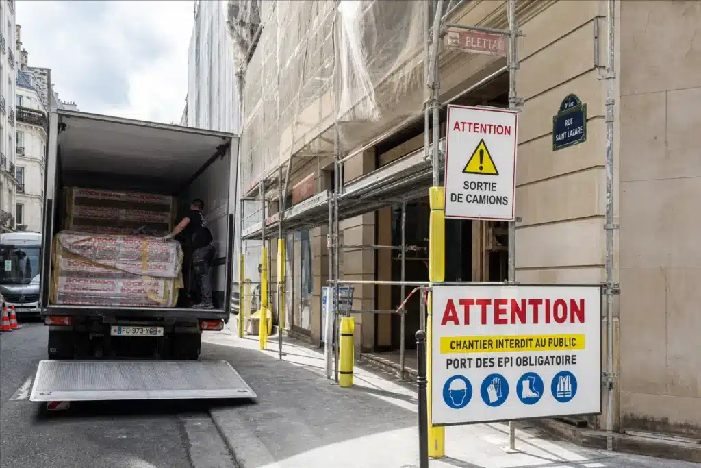 livraison de materiaux et echafaudage sur le domaine public