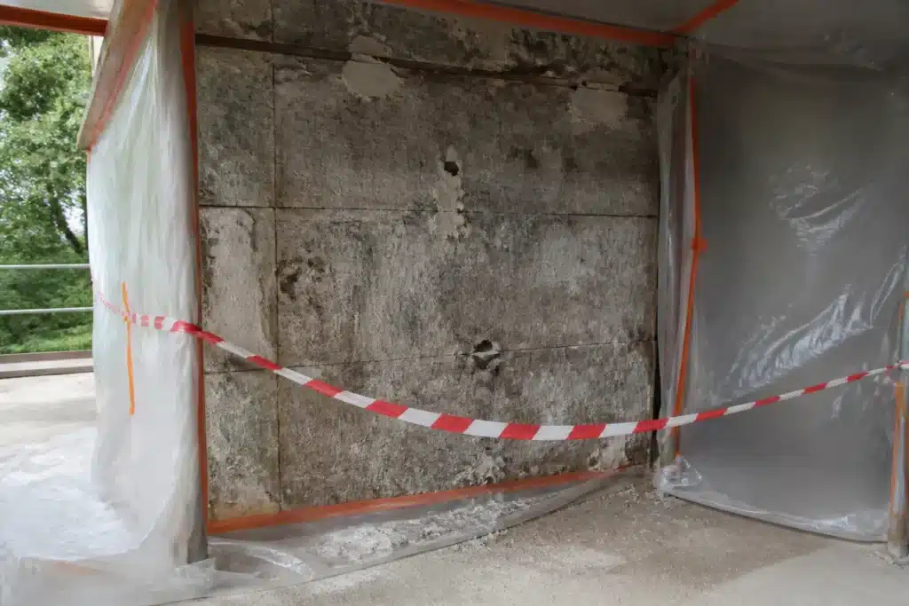 zone balisee autour d un materiau suspect sur un chantier