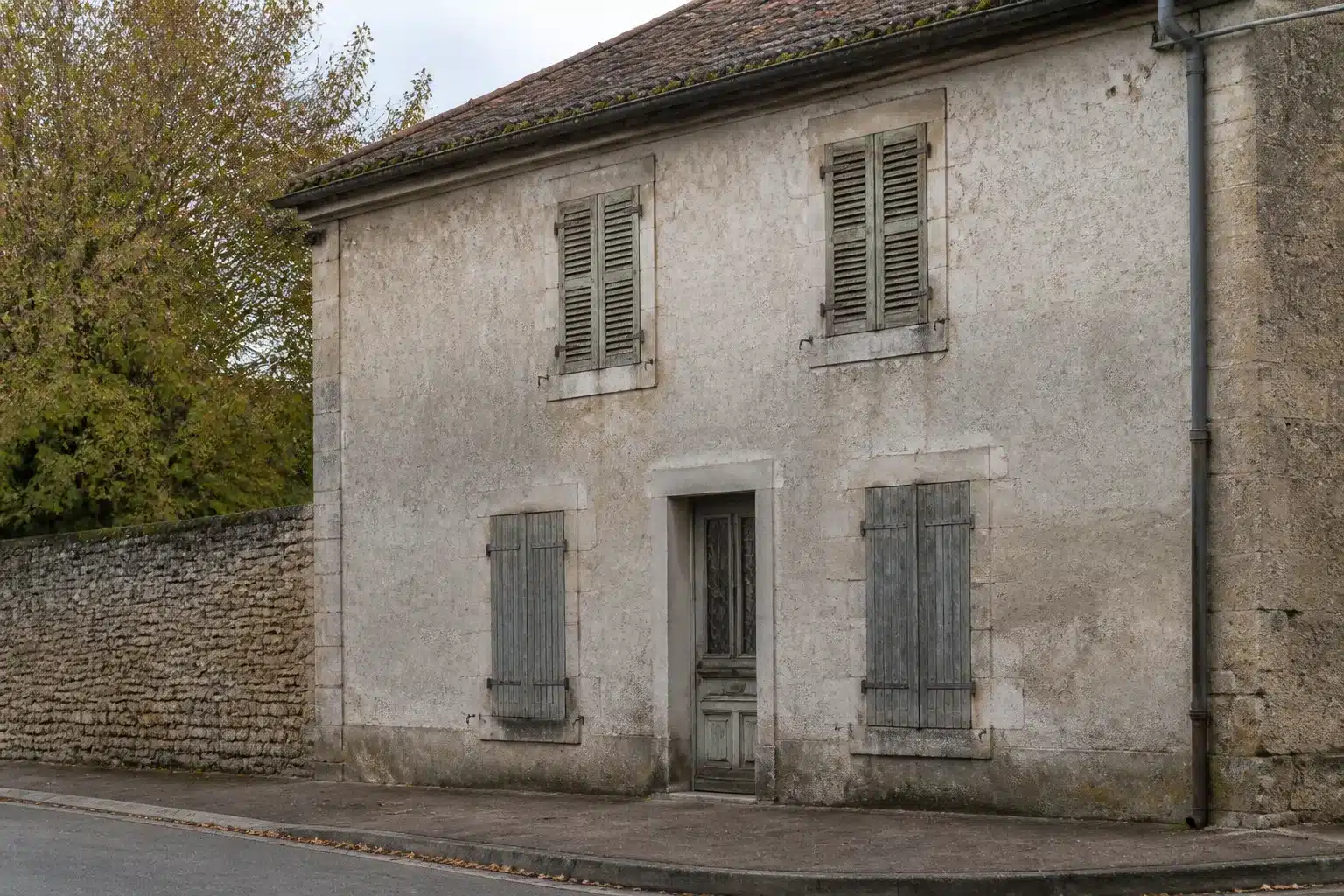 Facade d'une maison ancienne non renovee concernee par l'audit energetique
