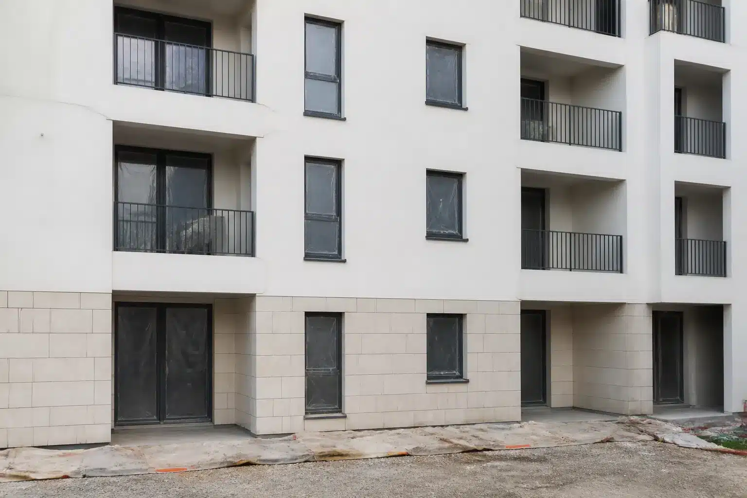 Facade d un immeuble neuf avec protections de chantier avant livraison