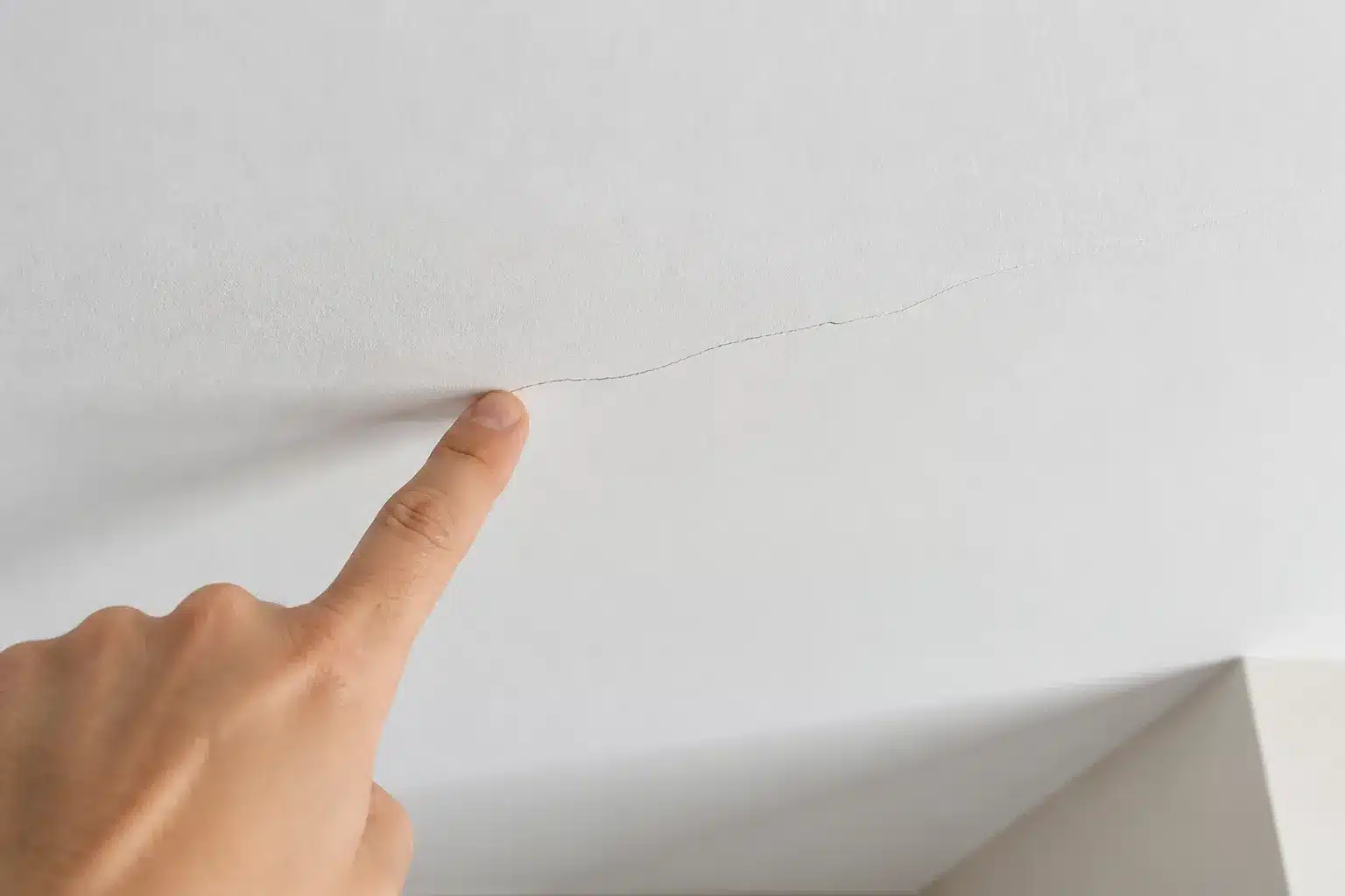 Microfissure au plafond d un logement neuf relevee avant la fin de la garantie de parfait achevement