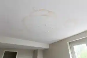 Plafond endommage par un degat des eaux avant contre-expertise
