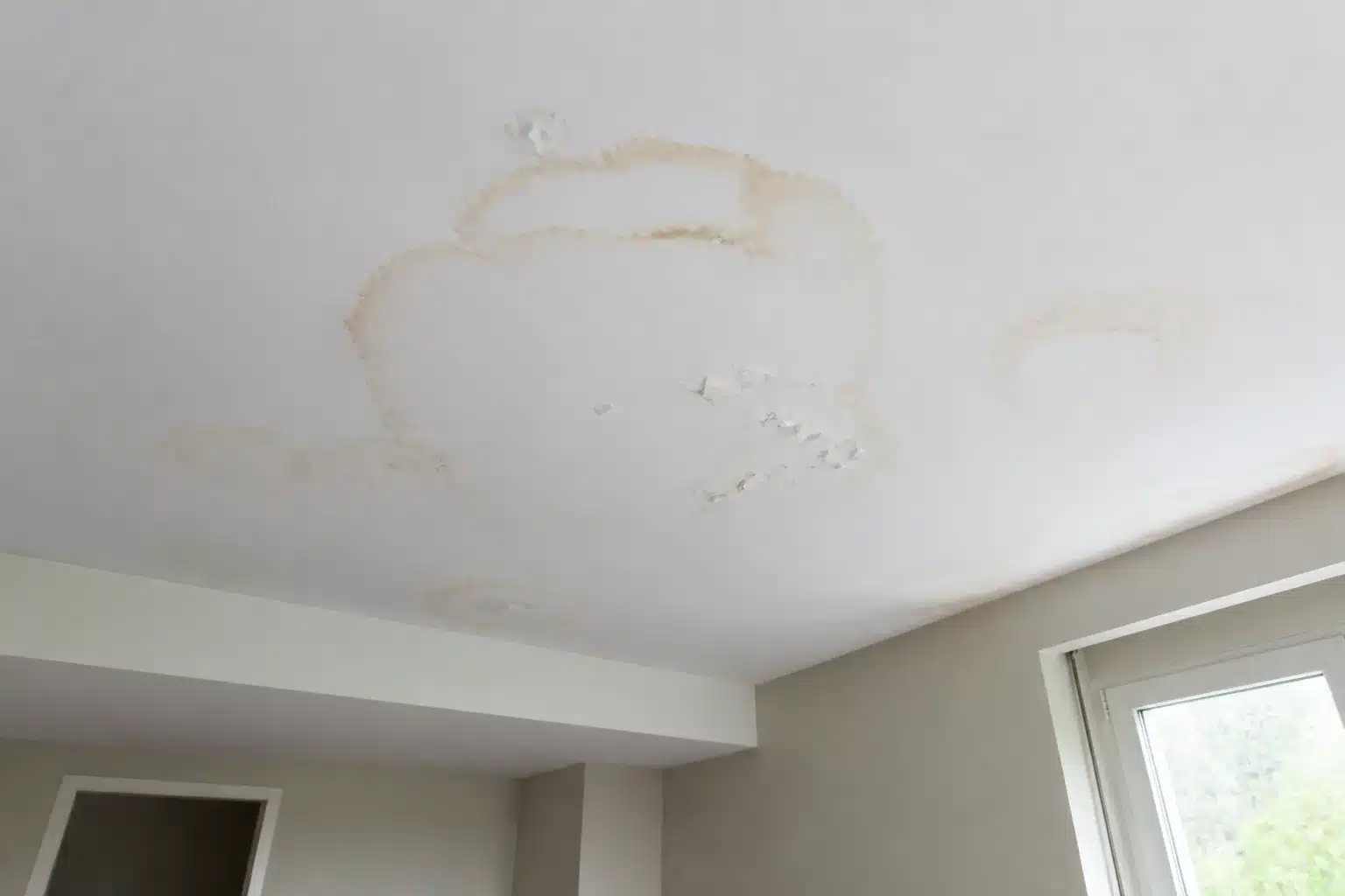 Plafond endommage par un degat des eaux avant contre-expertise