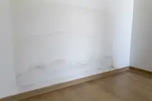 Fissure et traces d humidite decouvertes sur un mur apres l achat