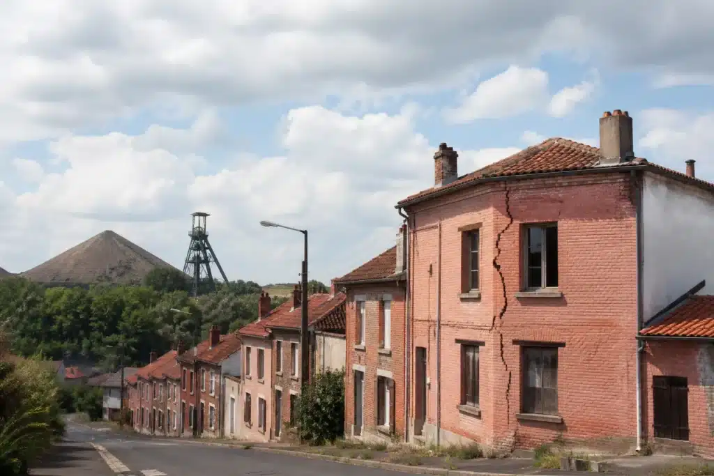 Maison d'un ancien bassin minier présentant une fissure en façade